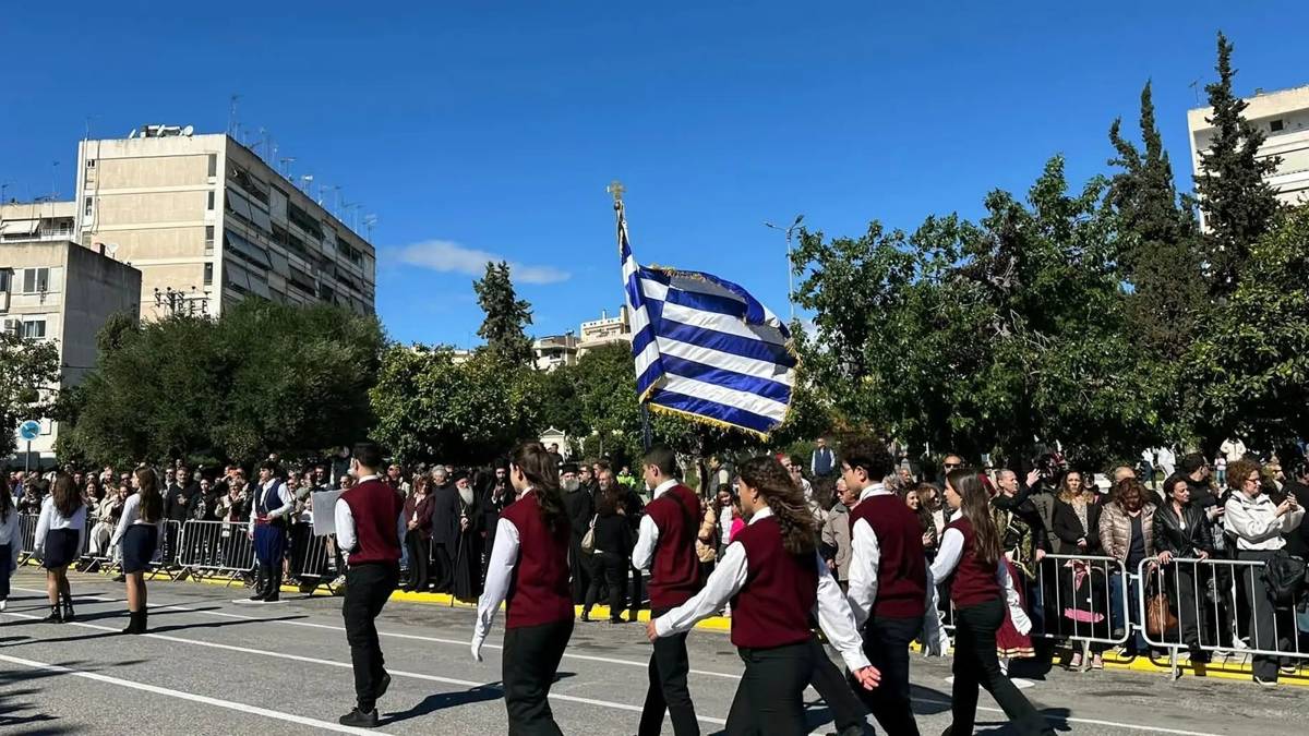 Στιγμιότυπο από την παρέλαση της 28ης Οκτωβρίου στο Κερατσίνι-Δραπετσώνα