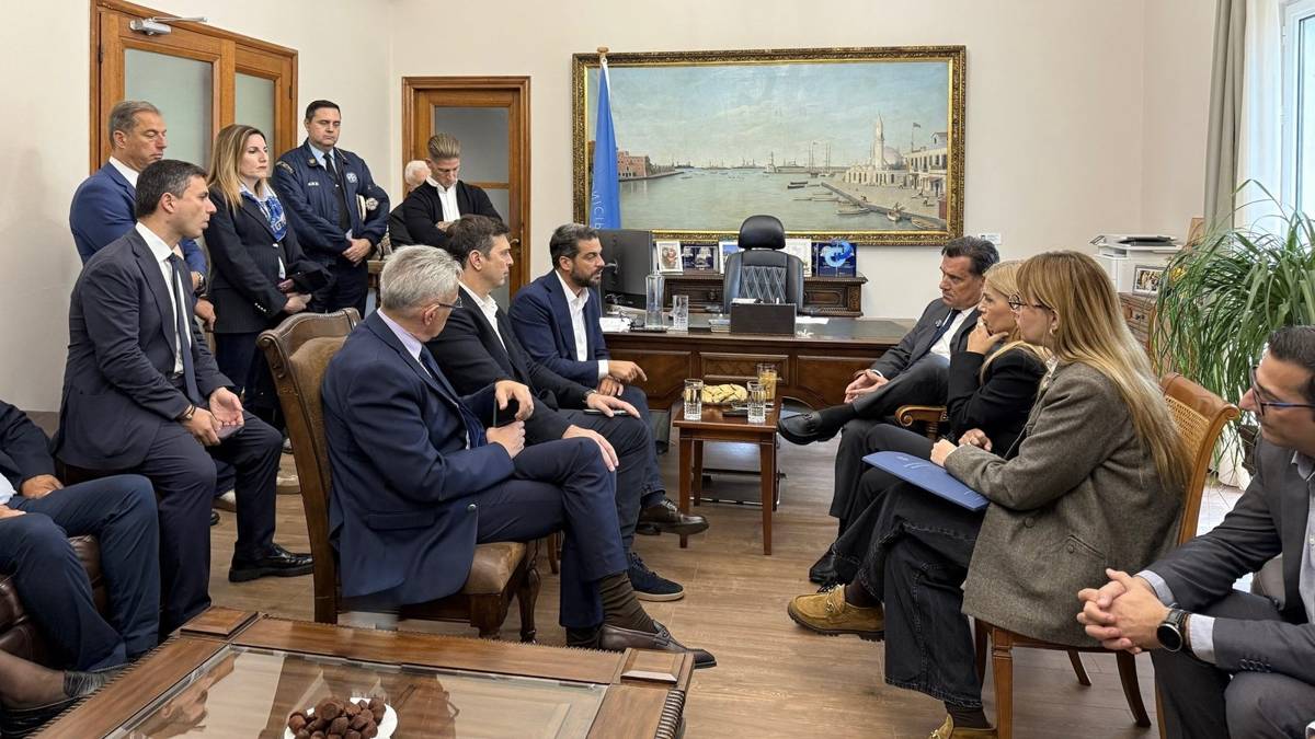 Από τη συνάντηση του Δημάρχου Χανίων με τον Υπουργό Υγείας στο γραφείο του Δημάρχου, Παρασκευή 30 Οκτωβρίου 2026.