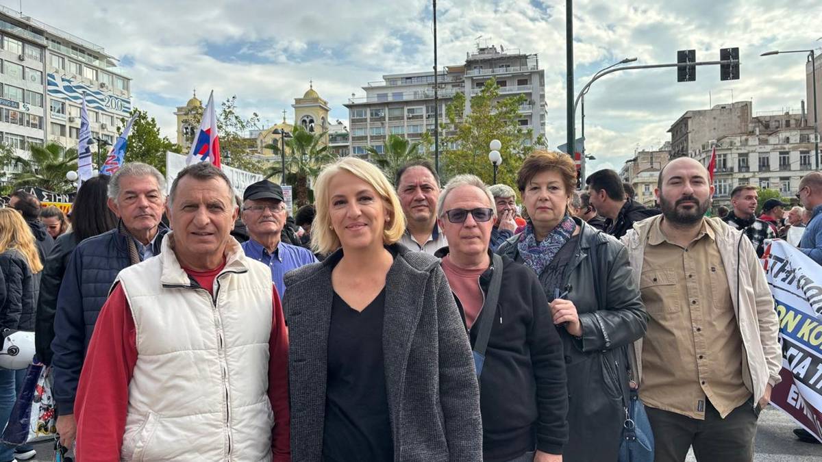 Η Ρένα Δούρου με στελέχη του ΣΥΡΙΖΑ-ΠΣ στη συγκέντρωση στον Πειραιά.