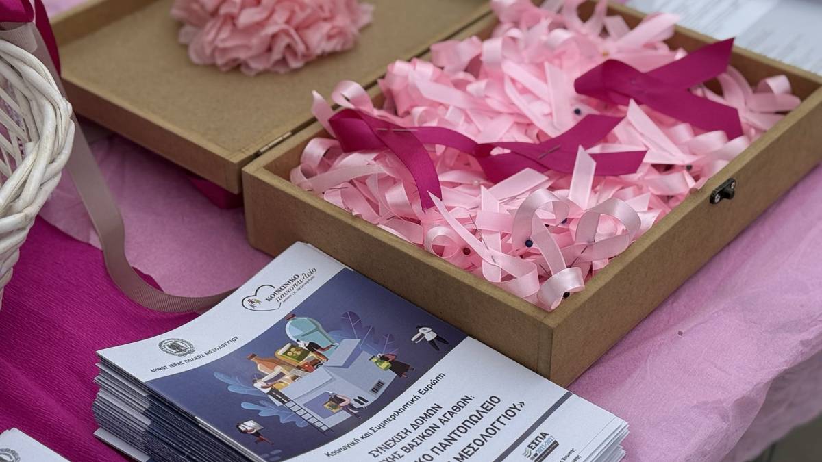 Ροζ κορδέλες και ενημερωτικά φυλλάδια στη δράση του Δήμου Μεσολογγίου για τον καρκίνο του μαστού.