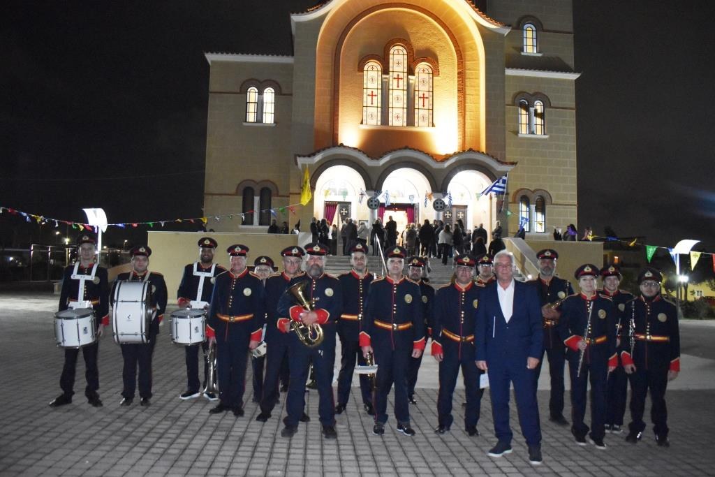 Η Φιλαρμονική του Δήμου Φυλής μπροστά στον ναό του Αγίου Δημητρίου