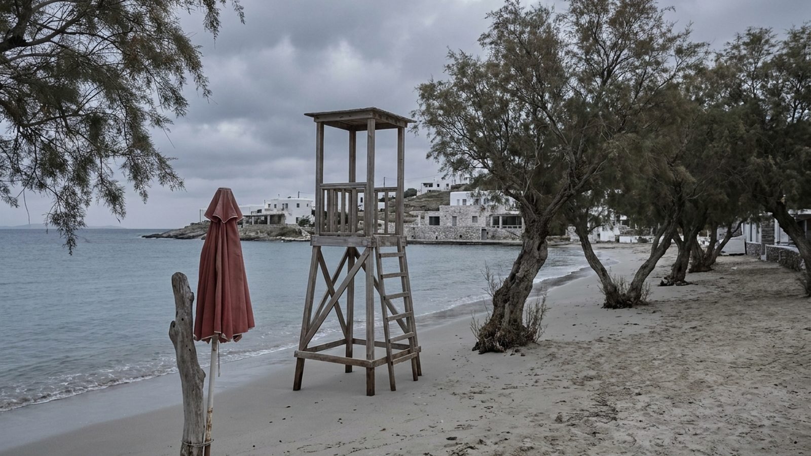 Παραλία με συννεφιασμένο ουρανό και ήρεμη θάλασσα. Ενδεικτική εικόνα, δημιουργήθηκε με AI.