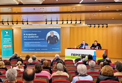 Στιγμιότυπο από τη διάλεξη για την ασφάλεια στο διαδίκτυο στο Δημαρχείο Περιστερίου — φωτογραφία 3 από 6